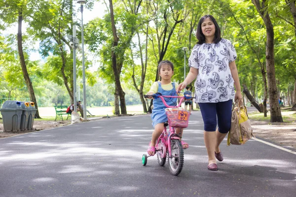 Malá Asijská Dívka Jízda Kole Matkou Chůze Městě Park Venkovní — Stock fotografie