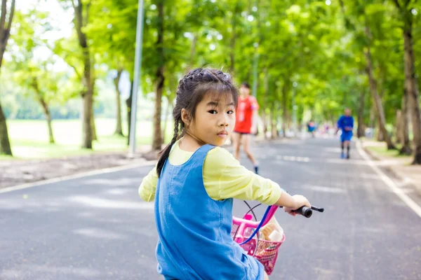 Portrét Malé Asijské Dívky Kole Letním Městském Parku Venku Dítě — Stock fotografie