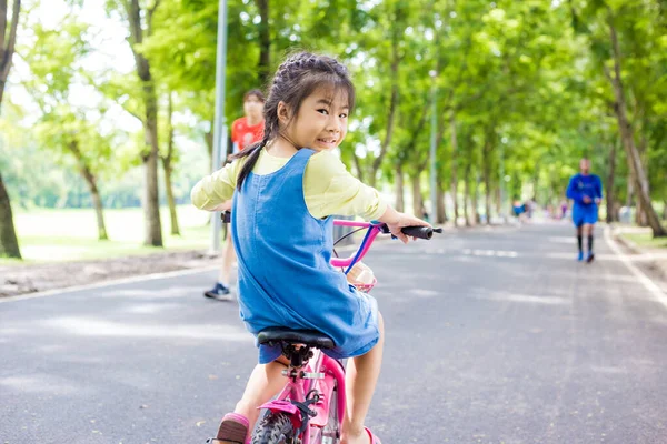 Dívka Děti Učí Řídit Kolo Příjezdové Cestě Mimo Zelenou Trávu — Stock fotografie