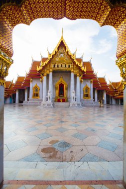 Bangkok, Tayland 'daki Mermer Tapınak' ın mavi gökyüzü bulutlu Wat Benchamabophit tapınağı