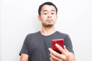 İş adamı beyaz arka planda akıllı telefon düşüncesi kullanarak gömlek giyer.