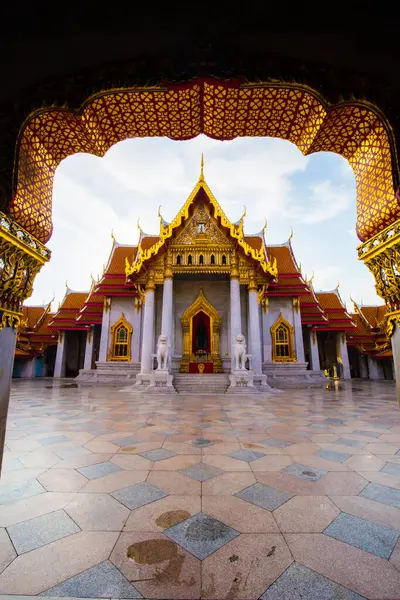 美しいタイの大理石の仏教寺院ワット ベンジャマボルフィット タイのバンコクにある寺院 — ストック写真