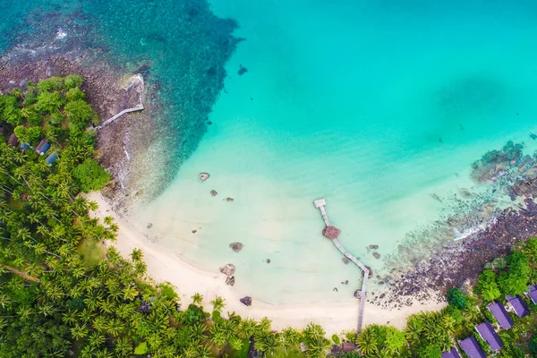 白い砂浜ターコイズブルーの海の景色夏休みタイ — ストック写真