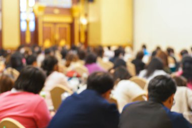 Bulanık bir grup insan otel balo salonu iş projesinde seminer veriyor.