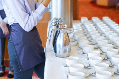 Otel odasında kaşık dolu sıcak kahve fincanı sırası.