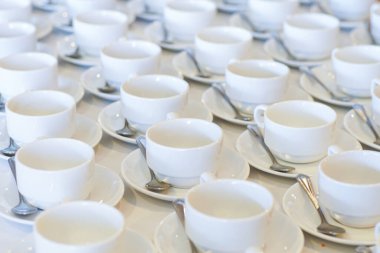 Otel odasında kaşık dolu sıcak kahve fincanı sırası.