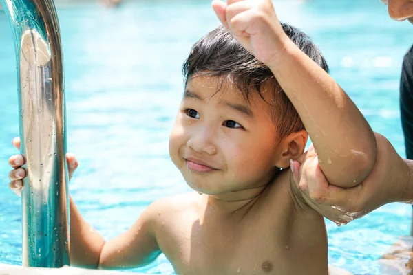 Mały Chłopiec Pływanie Ojcem Basenie Rekreacji Wsi — Zdjęcie stockowe