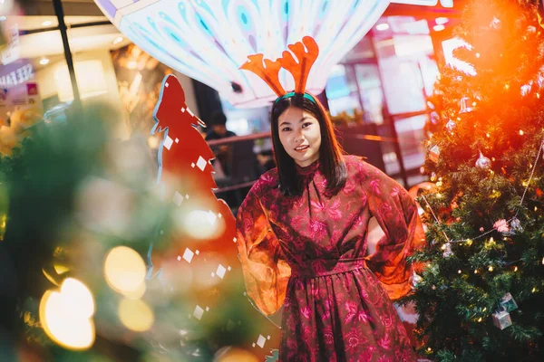 Mulher Asiática Muito Atraente Com Penteado Encaracolado Viajar Decorações Natal — Fotografia de Stock