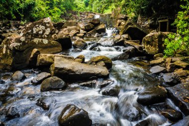 Koh Kood Adası Tayland 'daki tropikal yağmur ormanlarında kayalık bir şelale.