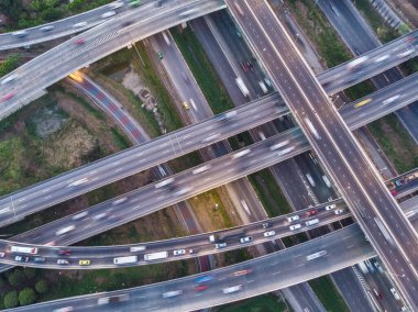 Bir şehir binasının üst hava manzaralı karayolu kavşağı, altyapısı olan bir otoyol..