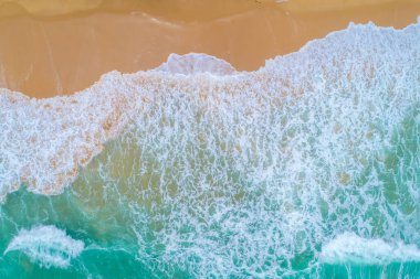 Hava manzaralı okyanus dalgası plajı, güzel manzara, seyahat ve tatil.