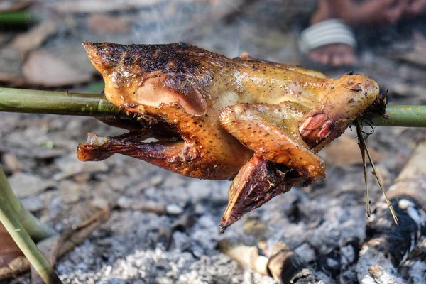 Frango Grelhado Fogo Livre Floresta Acampamento Local Com Fumaça — Fotografia de Stock