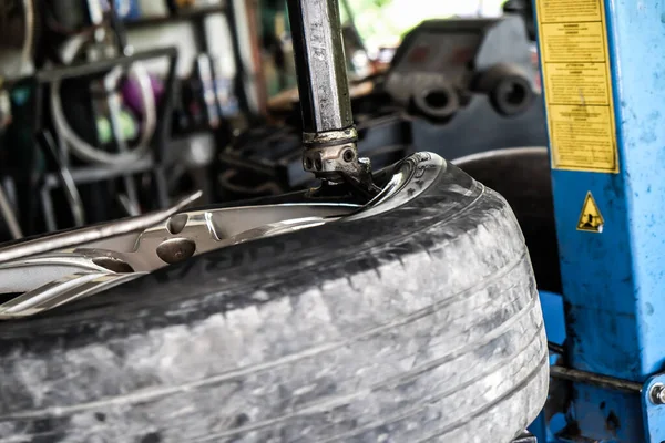 汽车轮胎更换在汽车维修中心运输服务业中的应用 — 图库照片