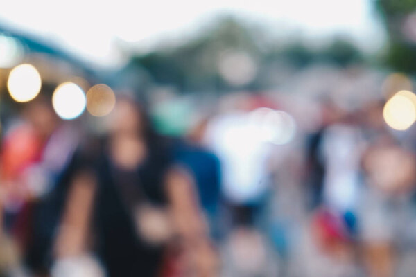 Размытые люди, идущие по улице города открытый рынок Chatuachak Таиланд