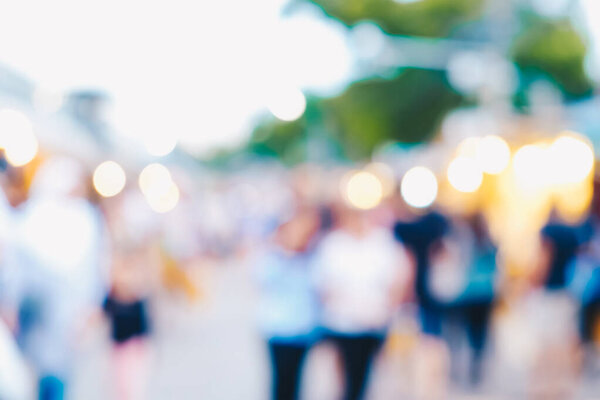 Размытые люди, идущие по улице города открытый рынок Chatuachak Таиланд