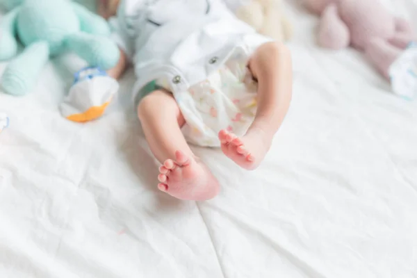 Adorable Bebé Niño Durmiendo Con Muchos Lindo Muñeca Vista Superior — Foto de Stock