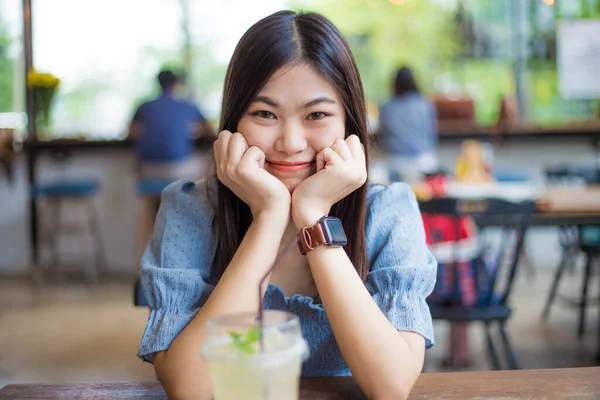 Asiático Mujeres Sentado Moderno Café Beber Hielo Limón Soda Bornado —  Fotos de Stock