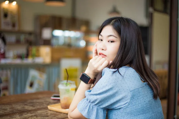 Азиатские Женщины Сидящие Современном Кафе Пьющие Лимонную Содовую Размыли Фон — стоковое фото