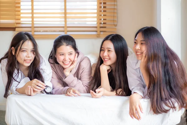 Grupo Quatro Mulheres Asiáticas Deitado Cama Sorriso Olhar Para Câmera — Fotografia de Stock