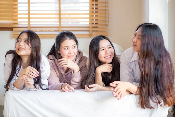 Група Чотирьох Азіатських Жінок Лежать Ліжку Посмішка Дивиться Камеру Відчуває — стокове фото