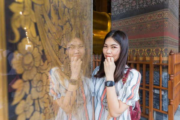 Довольно Молодая Азиатская Женщина Рюкзаке Ходит Знаменитом Храме Бангкоке Достопримечательности — стоковое фото