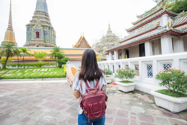 Pretty Young Asian Backpack Woman Walking Famous Temple Bangkok Sightseeing — Stock Photo, Image