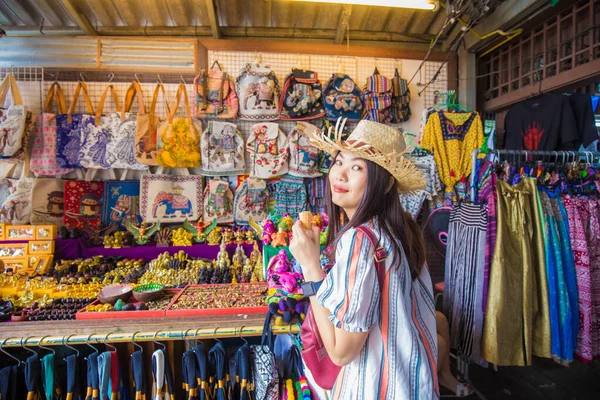 Kvinna Resa Bangkok Stad Njuta Shopping Souvenir Shop Helgmarknad Thailand — Stockfoto