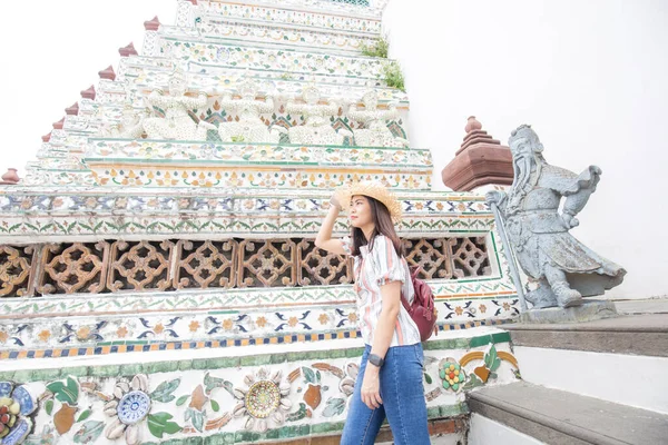 Asiático Menina Turista Sorrindo Visitar Wat Arun Templo Mulheres Mochileiro — Fotografia de Stock