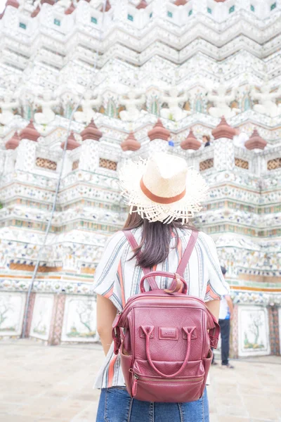 Ganska Ung Asiatisk Ryggsäck Kvinna Går Det Berömda Templet Bangkok — Stockfoto
