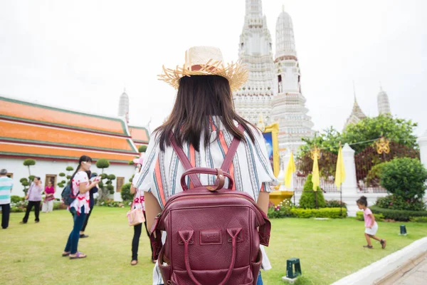 Csinos Fiatal Ázsiai Hátizsák Sétál Híres Templom Bangkokban Városnézés Thaiföldön — Stock Fotó