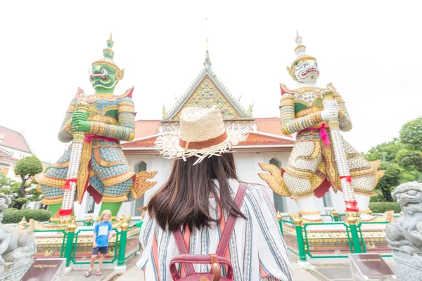 Asiatico Ragazza Turista Sorridente Durante Visita Wat Arun Tempio Dawn — Foto Stock