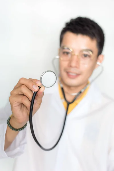 Smart Asiatisk Professionell Läkare Hålla Med Ett Stetoskop Vit Bakgrund — Stockfoto