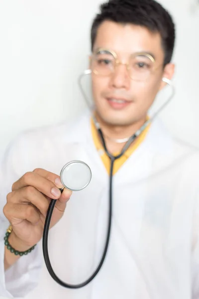 Smart Asiatisk Professionell Läkare Hålla Med Ett Stetoskop Vit Bakgrund — Stockfoto