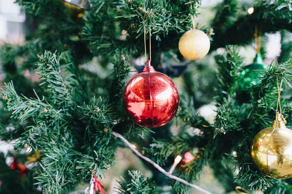 Çam ağacının dalında Noel ağacı süslemesi Mutlu yıllar