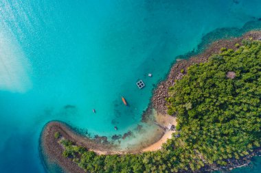 Turkuaz su, hava manzaralı yeşil orman adası denizi.