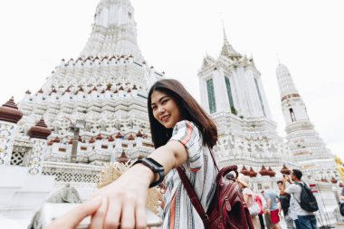 Turist kadın başrol oyuncusu erkek, Buda heykeli Bangkok Tayland 'ın tapınağında el gezisi yapıyor.