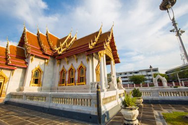 Bangkok, Tayland 'daki Mermer Tapınak' ın mavi gökyüzü bulutlu Wat Benchamabophit tapınağı