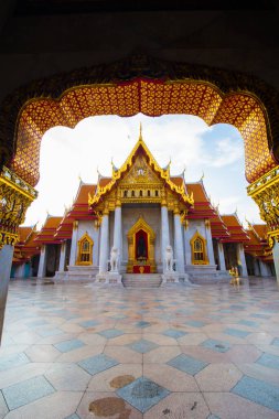 Bangkok, Tayland 'daki Mermer Tapınak' ın mavi gökyüzü bulutlu Wat Benchamabophit tapınağı