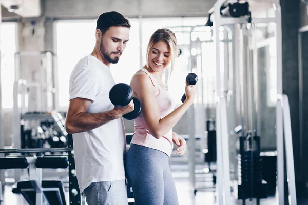 Sporty Casal Fazer Levantamento Peso Juntos Sótão Ginásio Estilo Vida — Fotografia de Stock