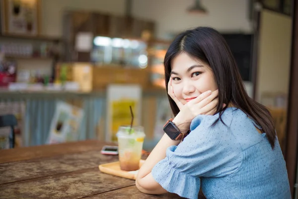 美丽的女人坐在咖啡厅里 冰凉的夏天苏打水在咖啡厅里 — 图库照片