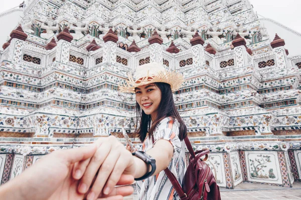 Turista Nők Vezető Férfi Kéz Utazás Templomban Buddha Szobor Bangkok — Stock Fotó