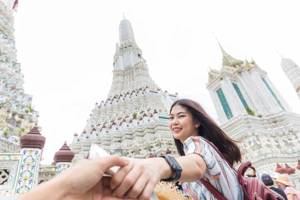 Туристки Ведущие Мужские Руки Путешествуют Храме Статуи Будды Бангкоке — стоковое фото