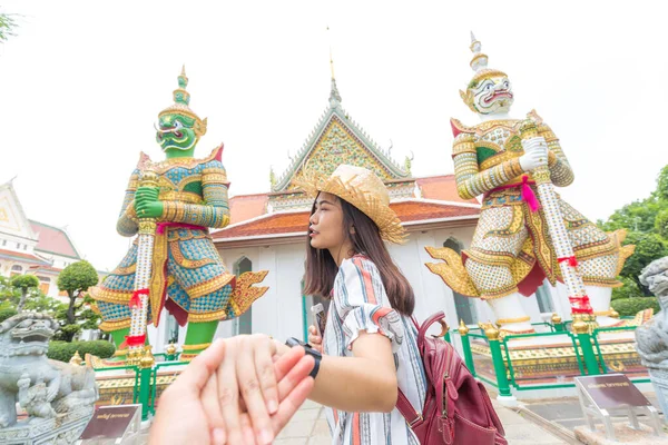 Turista Nők Vezető Férfi Kéz Utazás Templomban Buddha Szobor Bangkok — Stock Fotó
