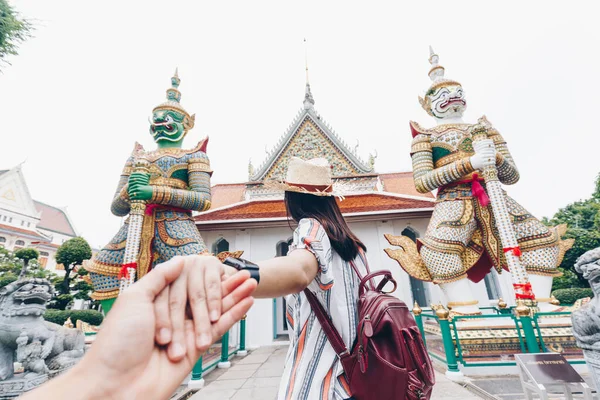Туристичні Жінки Ведуть Чоловічі Подорожі Храмі Буддійської Статуї Бангкок Таїланд — стокове фото