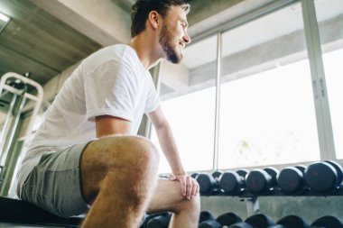 Sağlık görevlileri spor salonunda ağırlığı kaldırıyor. Sağlıklı yaşam tarzı.