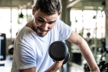 Sağlık görevlileri spor salonunda ağırlığı kaldırıyor. Sağlıklı yaşam tarzı.