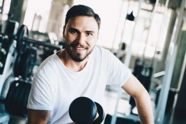 Sağlık görevlileri spor salonunda ağırlığı kaldırıyor. Sağlıklı yaşam tarzı.