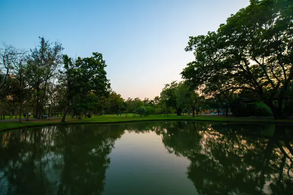 Grön Park Solnedgång Med Damm Park Himmel Moln Natur Landskap — Stockfoto