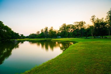 Yeşil park günbatımı Gölet Parkı gökyüzü doğa yeşillik manzarasını bulutlandırır