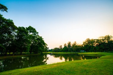 Yeşil park günbatımı Gölet Parkı gökyüzü doğa yeşillik manzarasını bulutlandırır